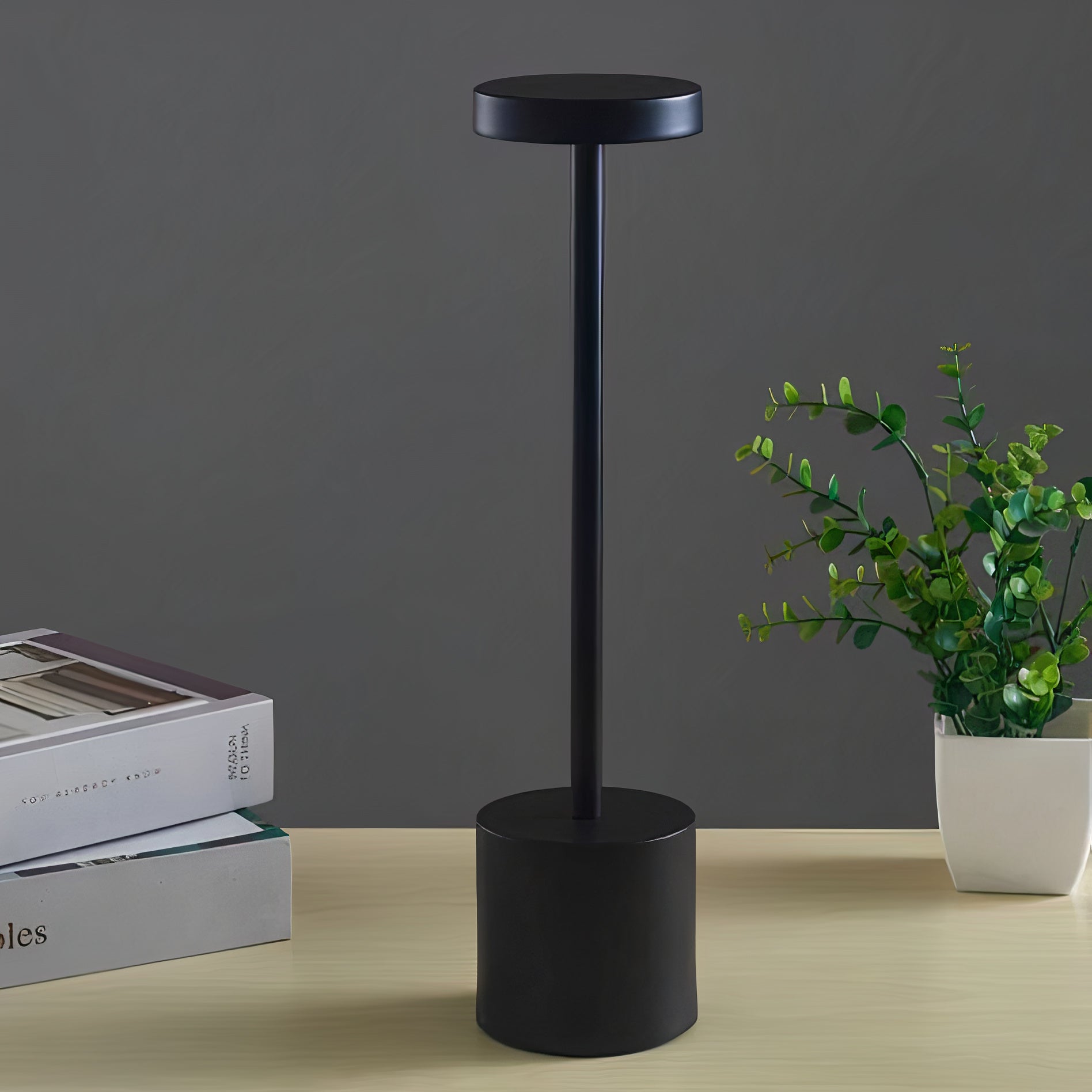 Elegant wireless table lamp
