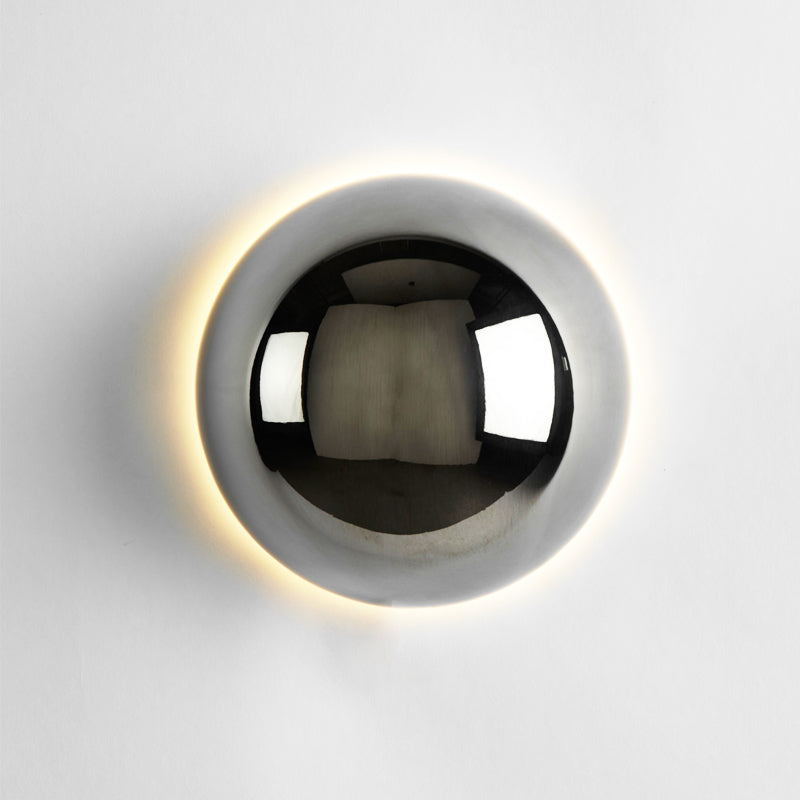 Luxurious minimalist wall lamp