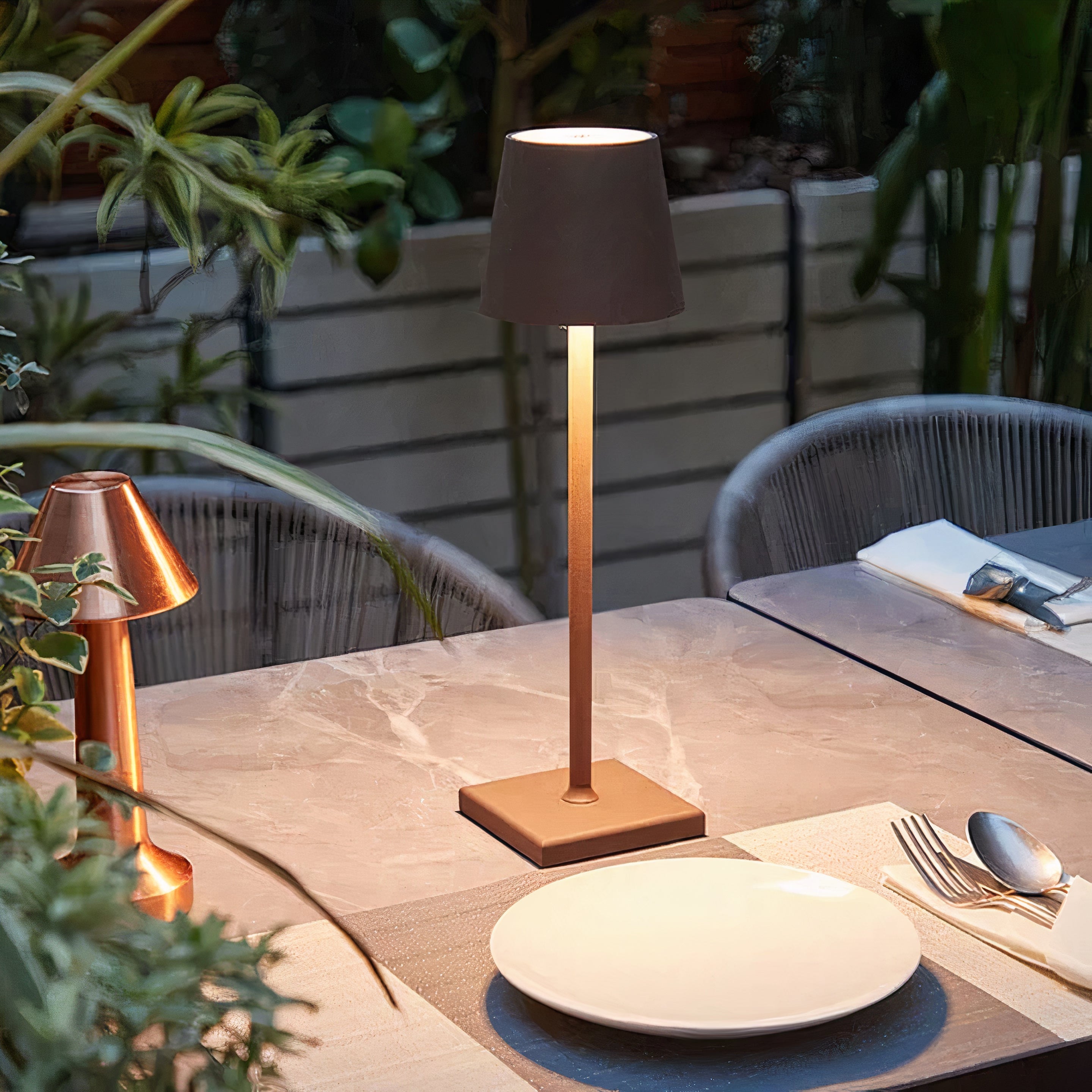 Elegant waterproof table lamp