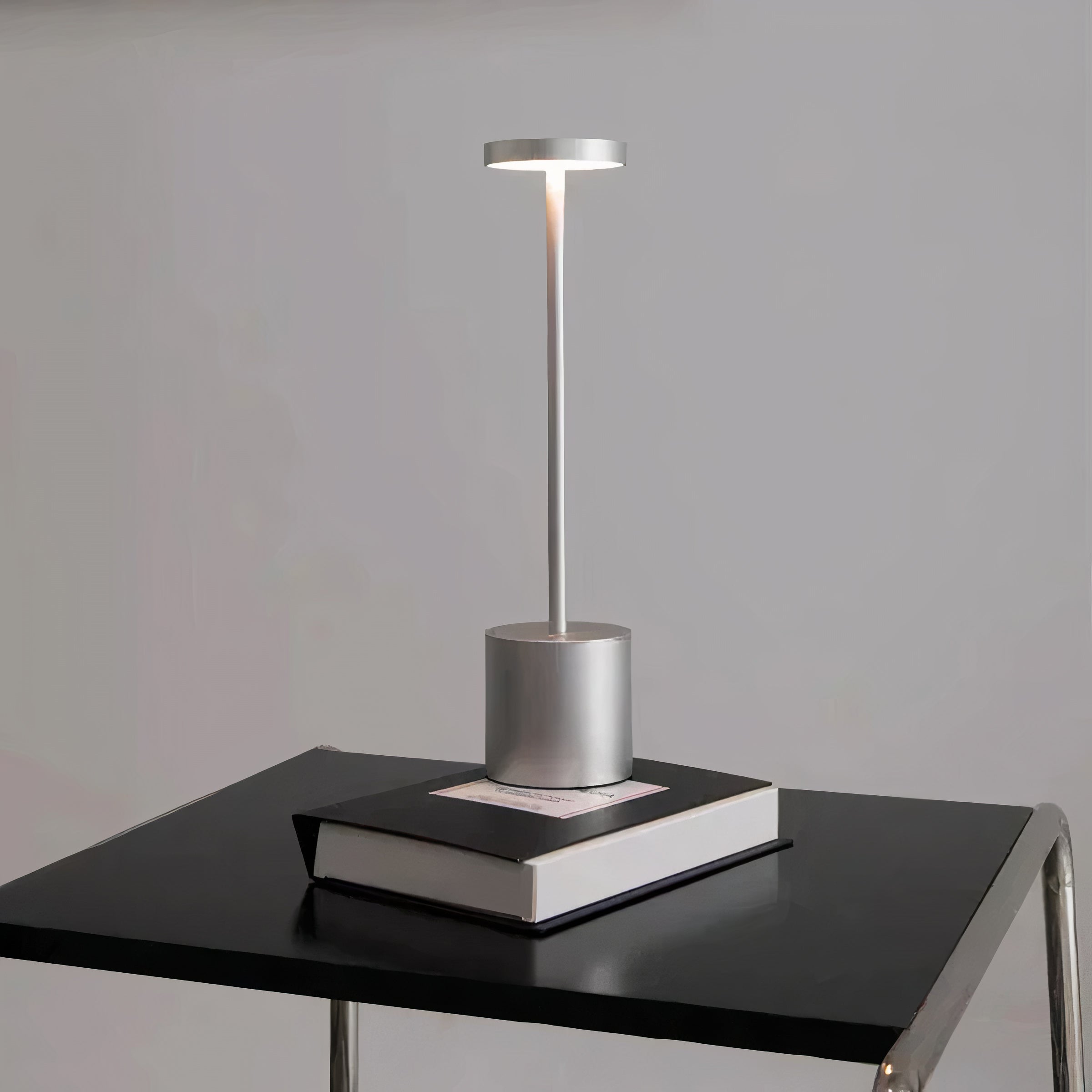 Elegant wireless table lamp