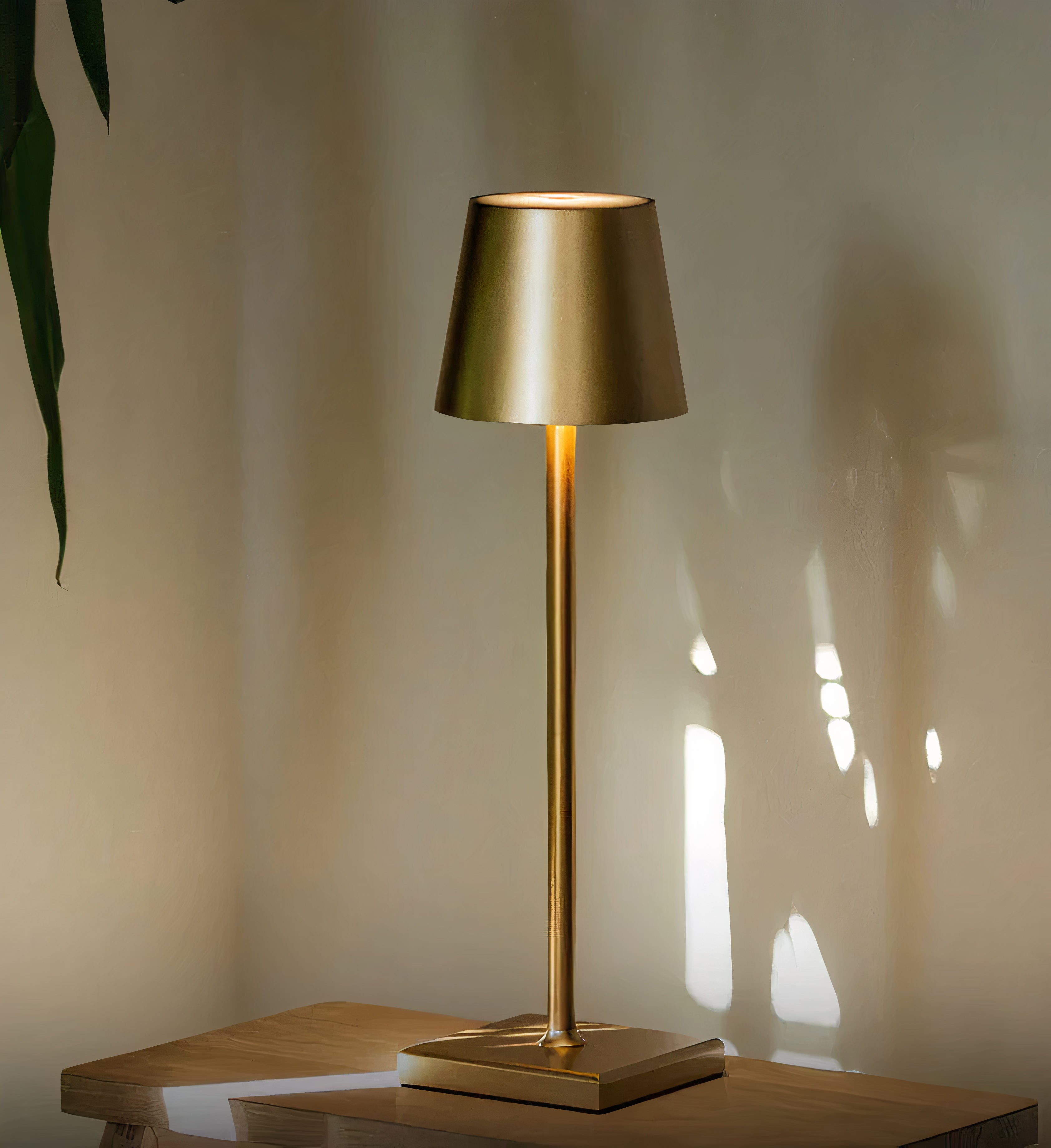 Elegant waterproof table lamp